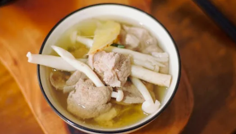 鲫鱼猪蹄汤真的能下奶?哺乳期汤补的利弊一定要分清!